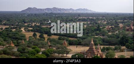 BAGAN, NYAUNG-U, MYANMAR - 3 JANVIER 2020 : vue sur les vastes plaines de Bagan avec ses temples historiques et ses champs du grand Nan Myint vi Banque D'Images