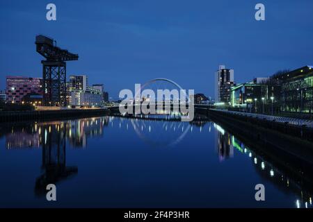 Vue nocturne de la Clyde Arc ou aux Bridge de l'Est et de la rivière Clyde, Glasgow, Ecosse Banque D'Images