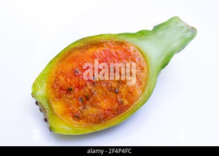 Fruit juteux coupé du cactus de poire comestible - sur fond blanc, texture gros plan Banque D'Images