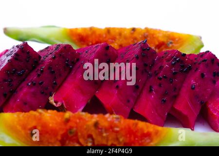 Fruits juteux coupés de cactus comestibles de poire pickly avec fruit de dragon, pitahaya - sur fond blanc, texture gros plan Banque D'Images