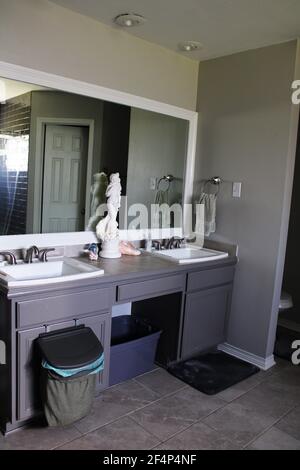 ma salle de bains spacieuse dispose d''un grand miroir et d''une paire des éviers Banque D'Images
