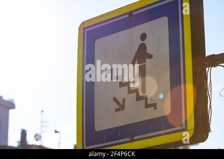 Panneau de passage inférieur avec évasement de lentille. Panneaux piétons dans la ville. Pas de zone de voiture. Banque D'Images