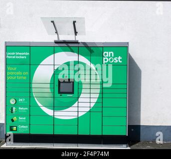 Un colis d'un casier postal à l'extérieur d'un magasin Lidl à Clondalkin, Dublin, Irlande. Un poste est le service postal irlandais. Banque D'Images