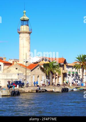 Le phare du Grau du Roi près du canal Banque D'Images