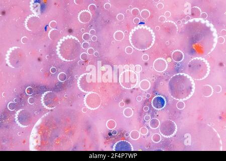 Arrière-plan abstrait rose, cercles de lumière sur l'eau. Couleurs pastel fraîches. Arrière-plan flou. Macro Banque D'Images