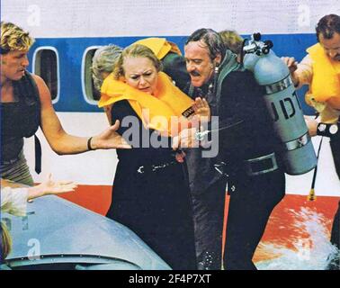 AIRPORT '77 - 1977 Universal Pictures film avec Jack Lemmon Et Olivia de Havilland Banque D'Images