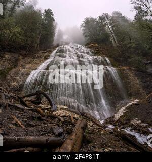 Magnifique Bridal Veil Falls en hiver, parc provincial en Colombie-Britannique, Canada Banque D'Images