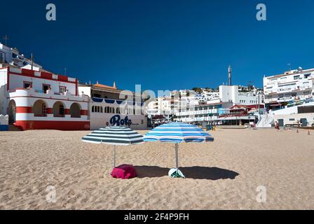 Deux parasols en plein soleil sur la plage au Portugal Banque D'Images