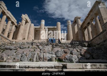 Athènes, Grèce. 22 mars 2021. Les gens visitent le site archéologique de l'Acropole à Athènes, Grèce, le 22 mars 2021. Lundi, les sites archéologiques en plein air, dont la colline de l'Acropole d'Athènes, ont rouvert pour la première fois depuis le début du confinement. Seul un petit groupe de visiteurs est autorisé à visiter et l'utilisation de masques protecteurs est obligatoire. Credit: Lefteris Partsalis/Xinhua/Alamy Live News Banque D'Images