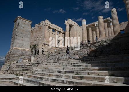 Athènes, Grèce. 22 mars 2021. Les gens visitent le site archéologique de l'Acropole à Athènes, Grèce, le 22 mars 2021. Lundi, les sites archéologiques en plein air, dont la colline de l'Acropole d'Athènes, ont rouvert pour la première fois depuis le début du confinement. Seul un petit groupe de visiteurs est autorisé à visiter et l'utilisation de masques protecteurs est obligatoire. Credit: Lefteris Partsalis/Xinhua/Alamy Live News Banque D'Images