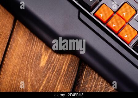 Touches fléchées orange sur un clavier noir, touches haut, bas, gauche, droite sur un clavier d'ordinateur de jeu. Banque D'Images