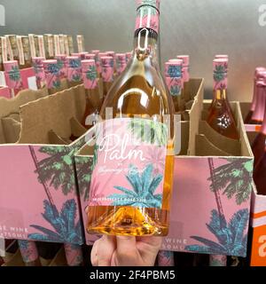 Orlando, FL USA - 14 mars 2021: Bottles of the Palm par Whispering Angel Rose Wine à un Sams Club à Orlando, Floride. Banque D'Images