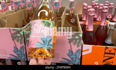 Orlando, FL USA - 14 mars 2021: Bottles of the Palm par Whispering Angel Rose Wine à un Sams Club à Orlando, Floride. Banque D'Images