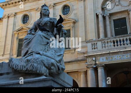 statue de la reine victoria et bibliothèque nationale de la valette malte Banque D'Images