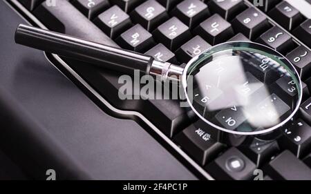 Loupe sur les touches d'un clavier d'ordinateur noir. Banque D'Images