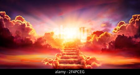 Escalier menant au ciel au lever du soleil - Résurrection et Entrée du ciel Banque D'Images