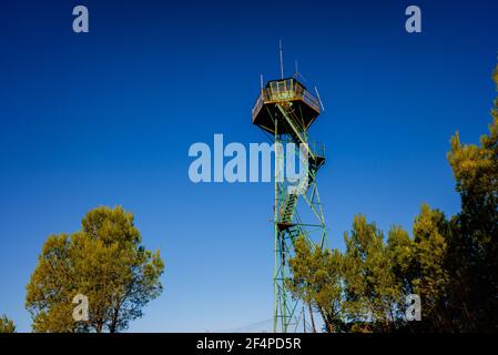 Tour de guet pour observer les mouvements de prisonniers dans une zone montagneuse. Banque D'Images