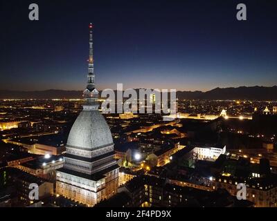 Vue nocturne de la Mole Antonelliana illuminée. Turin, Italie - Mars 2021 Banque D'Images