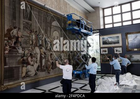 (210322) -- ATHÈNES, 22 mars 2021 (Xinhua) -- les travailleurs pendent une tapisserie représentant l'école d'Athènes à l'intérieur du Parlement grec à Athènes, Grèce, le 22 mars 2021. Une rare tapisserie du XVIIIe siècle représentant le chef-d'œuvre de l'artiste italien de la Renaissance, l'école d'Athènes, a été exposée lundi au Parlement grec. L'œuvre, reproduction de la fresque de Raphaël à l'intérieur du Musée du Vatican, a été prêtée à la Grèce à l'occasion du 200e anniversaire du début de la guerre d'indépendance grecque, qui sera célébrée ce jeudi. (George Kontarinis/Eurokinissi/document via Xinh Banque D'Images