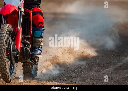 gros plan sur un homme qui roule sur sa moto tout-terrain parcours de la course à la poussière Banque D'Images
