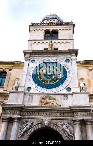 Tour de l'horloge Torre dell'Orologio sur la Piazza Signori Padoue Italie Banque D'Images