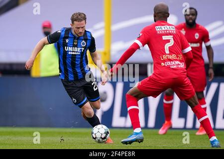 BRUGES, BELGIQUE - MARS 21: Tapis Rits du Club Brugge et Didier Lamkel Ze de Royal Anvers lors du match Jupiler Pro League entre le Club Brugge et Banque D'Images