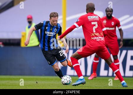 BRUGES, BELGIQUE - MARS 21: Tapis Rits du Club Brugge et Didier Lamkel Ze de Royal Anvers lors du match Jupiler Pro League entre le Club Brugge et Banque D'Images