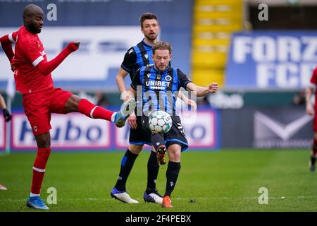 BRUGES, BELGIQUE - MARS 21: Didier Lamkel Ze de Royal Anvers et Mats Rits de Club Brugge lors du match Jupiler Pro League entre Club Brugge et Banque D'Images