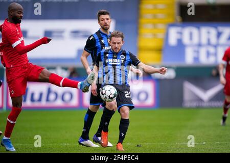 BRUGES, BELGIQUE - MARS 21: Didier Lamkel Ze de Royal Anvers et Mats Rits de Club Brugge lors du match Jupiler Pro League entre Club Brugge et Banque D'Images