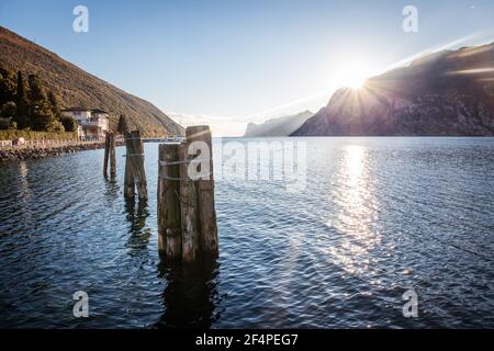 Belle vue sur Garda, célèbre lac en Italie Banque D'Images