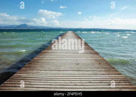 Belle vue sur Garda, célèbre lac en Italie Banque D'Images