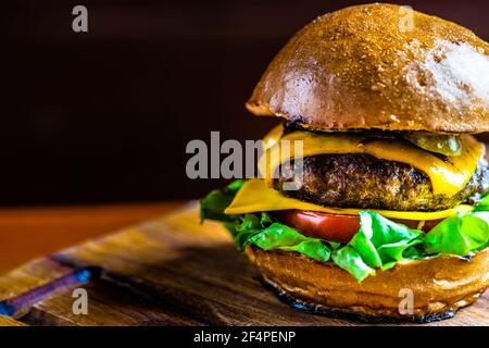 Cheeseburger maison avec fromage et légumes Banque D'Images