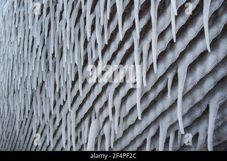 Clôture de chaînette enchâssée dans la glace du lac Érié en hiver Tempête Banque D'Images