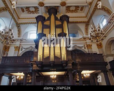 Londres, Angleterre - 29 juillet 2013 : plafond et orgue à pipe décorés avec ornerie dans l'église juive du Saint-Laurent. Banque D'Images