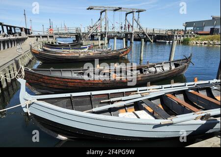 Collection d'authentiques bateaux historiques à partir de la Scandinavie et de la pleine échelle reconstructions navigables de bateaux vikings sur Museumsøen (île des musées) et Vik Banque D'Images