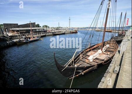 Collection d'authentiques bateaux historiques à partir de la Scandinavie et de la pleine échelle reconstructions navigables de bateaux vikings sur Museumsøen (île des musées) et Vik Banque D'Images