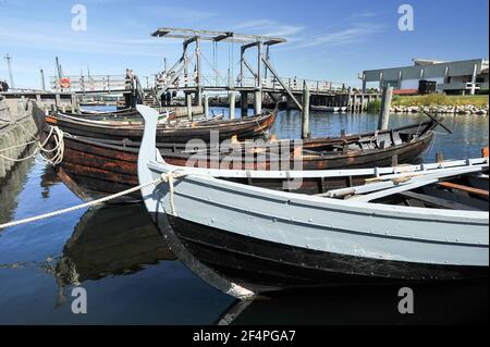 Collection d'authentiques bateaux historiques à partir de la Scandinavie et de la pleine échelle reconstructions navigables de bateaux vikings sur Museumsøen (île des musées) et Vik Banque D'Images