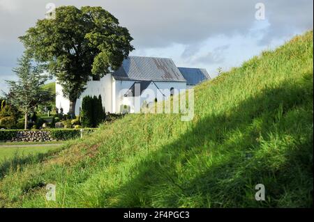 Jelling romane kirke (église) construit en 1100. Le siège royal des premiers rois de Danemark avec grande pierre de bateau, deux gros tumulus, la Jelling Banque D'Images