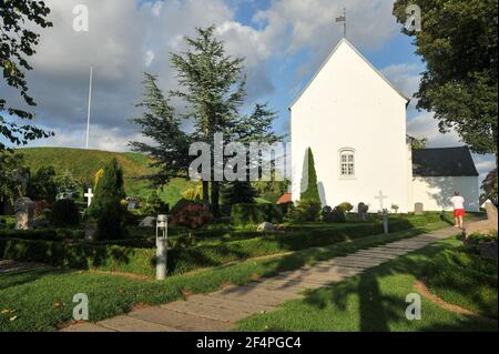 Jelling romane kirke (église) construit en 1100. Le siège royal des premiers rois de Danemark avec grande pierre de bateau, deux gros tumulus, la Jelling Banque D'Images