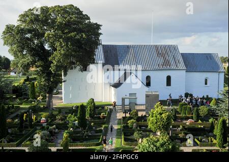 Jelling romane kirke (église) construit en 1100. Le siège royal des premiers rois de Danemark avec grande pierre de bateau, deux gros tumulus, la Jelling Banque D'Images