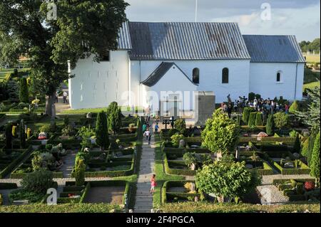 Jelling romane kirke (église) construit en 1100. Le siège royal des premiers rois de Danemark avec grande pierre de bateau, deux gros tumulus, la Jelling Banque D'Images