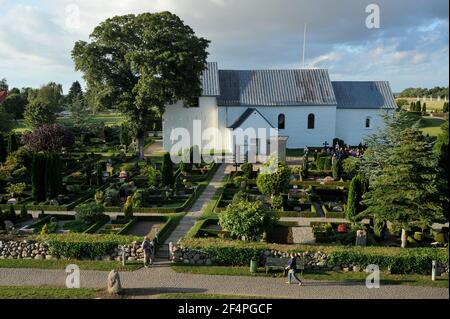 Jelling romane kirke (église) construit en 1100. Le siège royal des premiers rois de Danemark avec grande pierre de bateau, deux gros tumulus, la Jelling Banque D'Images