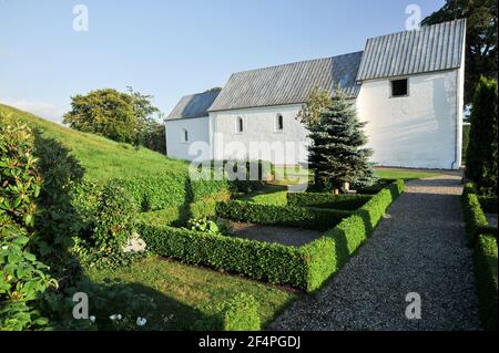 Jelling romane kirke (église) construit en 1100. Le siège royal des premiers rois de Danemark avec grande pierre de bateau, deux gros tumulus, la Jelling Banque D'Images