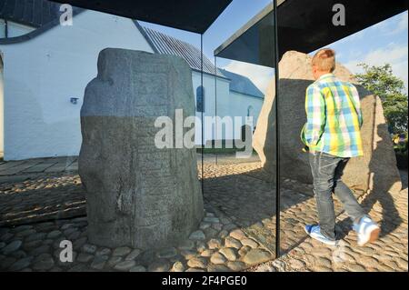 Jellingstenene massives pierres runiques sculpté (Jelling pierres) à partir de la X ème siècle, sur la gauche le roi Harald Gormsson pierre runique du Bluetooth à partir de 983 en mémoire de Banque D'Images