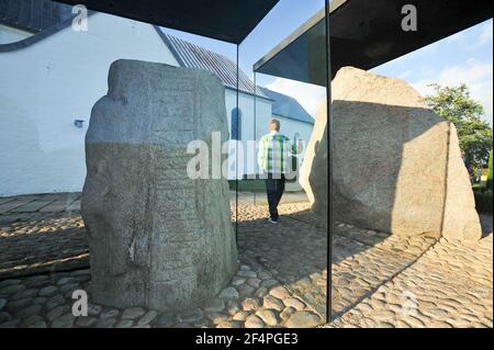 Jellingstenene massives pierres runiques sculpté (Jelling pierres) à partir de la X ème siècle, sur la gauche le roi Harald Gormsson pierre runique du Bluetooth à partir de 983 en mémoire de Banque D'Images