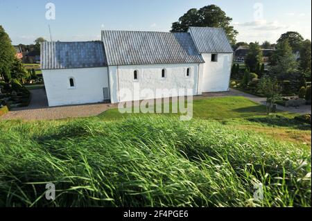 Jelling romane kirke (église) construit en 1100. Le siège royal des premiers rois de Danemark avec grande pierre de bateau, deux gros tumulus, la Jelling Banque D'Images