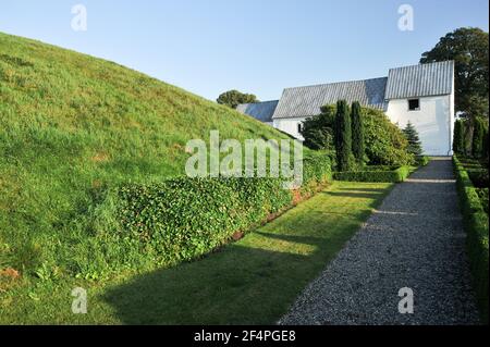 Jelling romane kirke (église) construit en 1100. Le siège royal des premiers rois de Danemark avec grande pierre de bateau, deux gros tumulus, la Jelling Banque D'Images