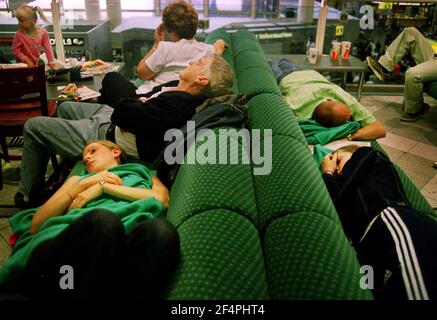 PASSAGERS RETARDÉS À L'AÉROPORT DE GATWICK LE 2001 JUILLET Banque D'Images