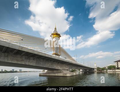 Pont Maha Chesadabodindranuhorn sur la rivière Chao Phraya à Bangkok, en Thaïlande Banque D'Images