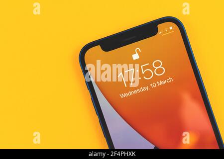 Kharkov, Ukraine - Mars 10, 2021: Apple iPhone déverrouillage lockscreen concept Banque D'Images